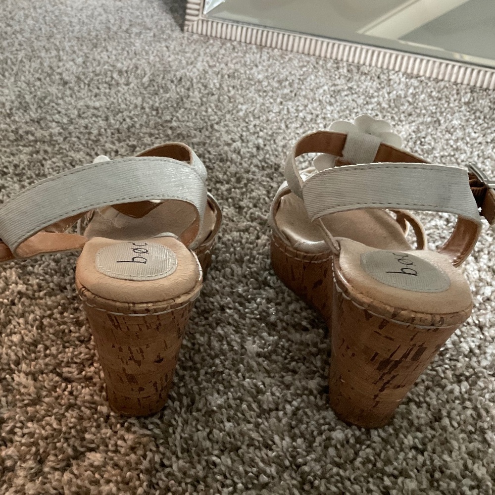 b.o.c. Womens white/metallic cork wedge heel sandal - size 6
